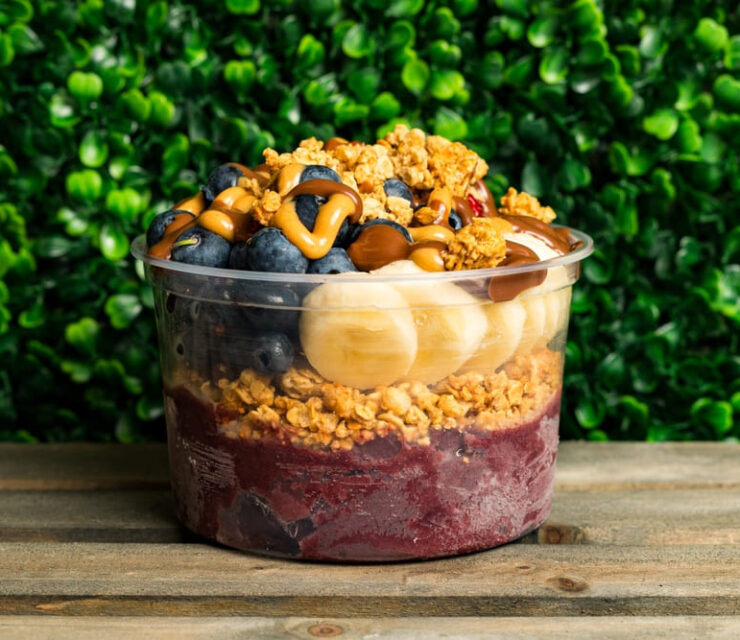 Açaà bowl with granola, blueberries and bananas