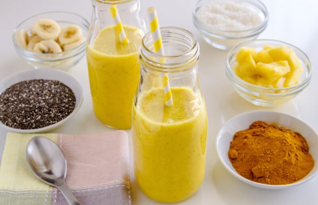 This Turmeric Smoothie Is An Effective Alternative to Ibuprofen for ...