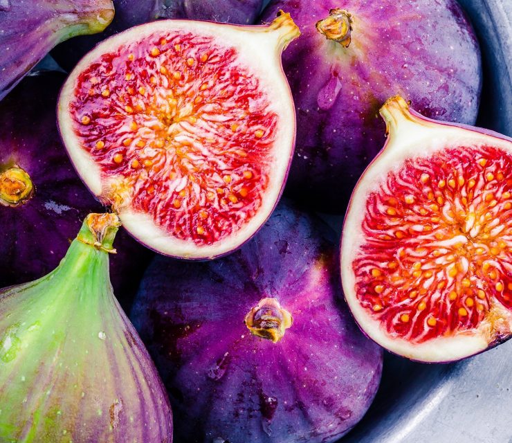 fresh figs in bowl